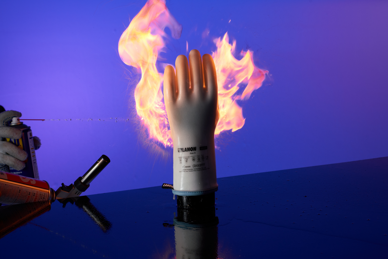 Why LANON liquid silicone gloves S600 withstand heat up to 480°F?